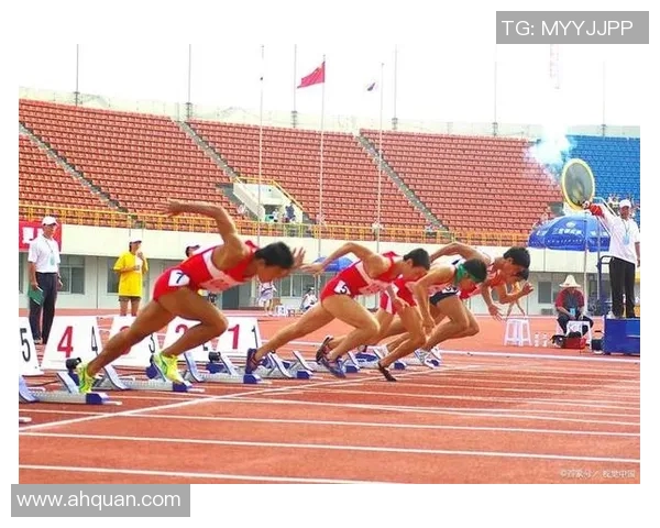 美女与足球明星亲密合影展现魅力与风采的完美瞬间 美女与足球明星亲密合影展现魅力与风采的完美瞬间
